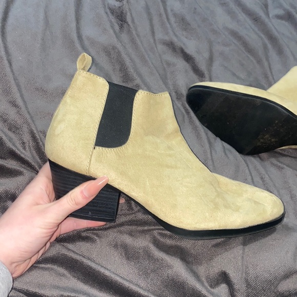 Shoes - 🛍️Cute heeled tan booties!
